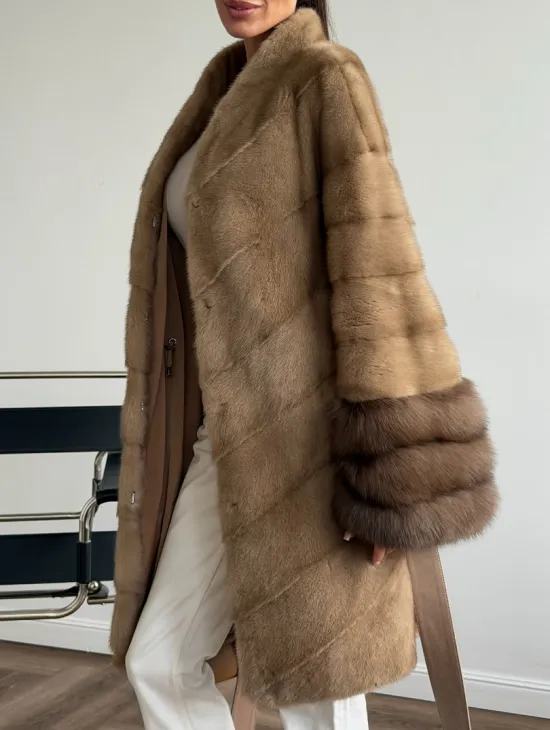 Бежевая норковая шуба с отделкой на рукавах из куницы