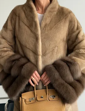 Бежевая норковая шуба с отделкой на рукавах из куницы