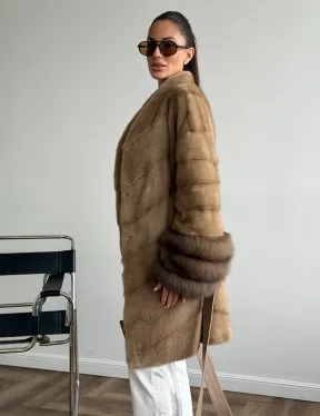 Бежевая норковая шуба с отделкой на рукавах из куницы