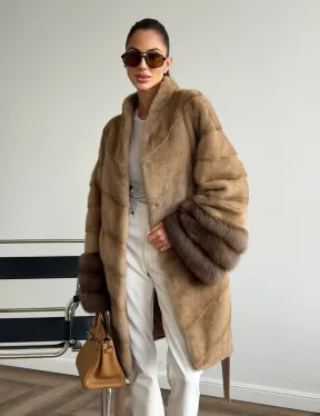 Бежевая норковая шуба с отделкой на рукавах из куницы