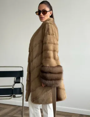 Бежевая норковая шуба с отделкой на рукавах из куницы