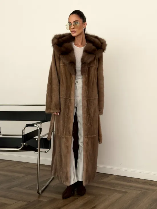 Длинная норковая шуба с капюшоном куница