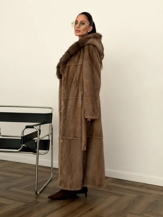 Длинная норковая шуба с капюшоном куница