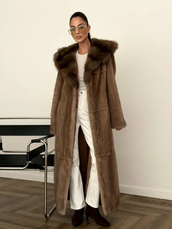 Длинная норковая шуба с капюшоном куница