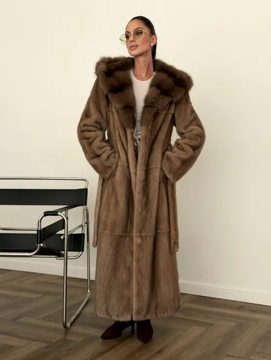 Длинная норковая шуба с капюшоном куница