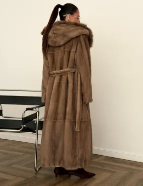 Длинная норковая шуба с капюшоном куница