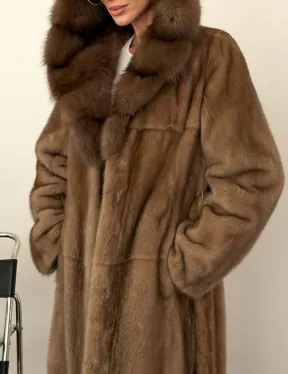 Длинная норковая шуба с капюшоном куница