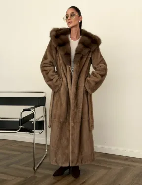 Длинная норковая шуба с капюшоном куница