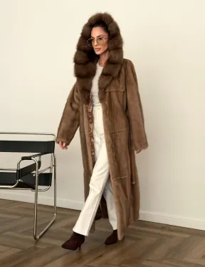 Длинная норковая шуба с капюшоном куница