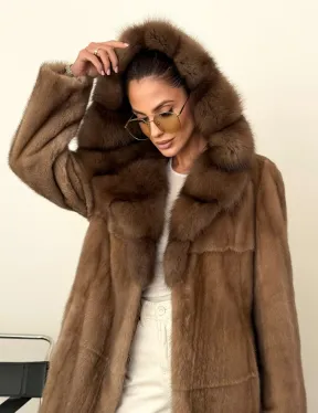 Длинная норковая шуба с капюшоном куница
