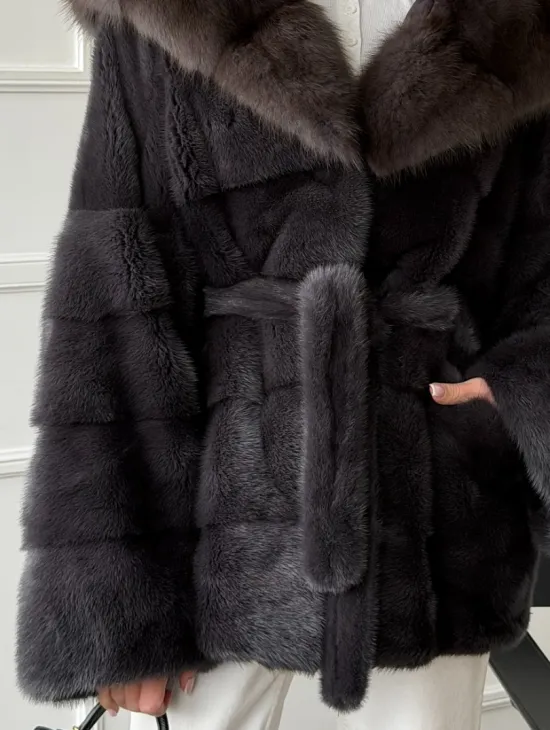 Графитовая шуба с капюшоном из куницы