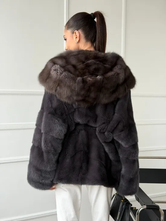 Графитовая шуба с капюшоном из куницы