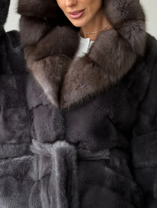 Графитовая шуба с капюшоном из куницы