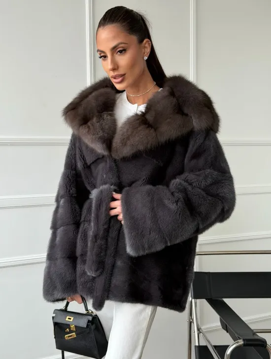 Графитовая шуба с капюшоном из куницы