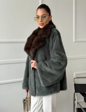 Красивая шуба из меха норки с воротником из куницы