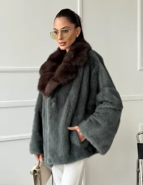 Красивая шуба из меха норки с воротником из куницы