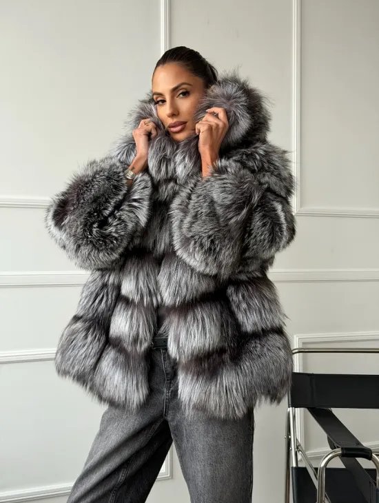Шуба из меха чернобурки с капюшоном - серая
