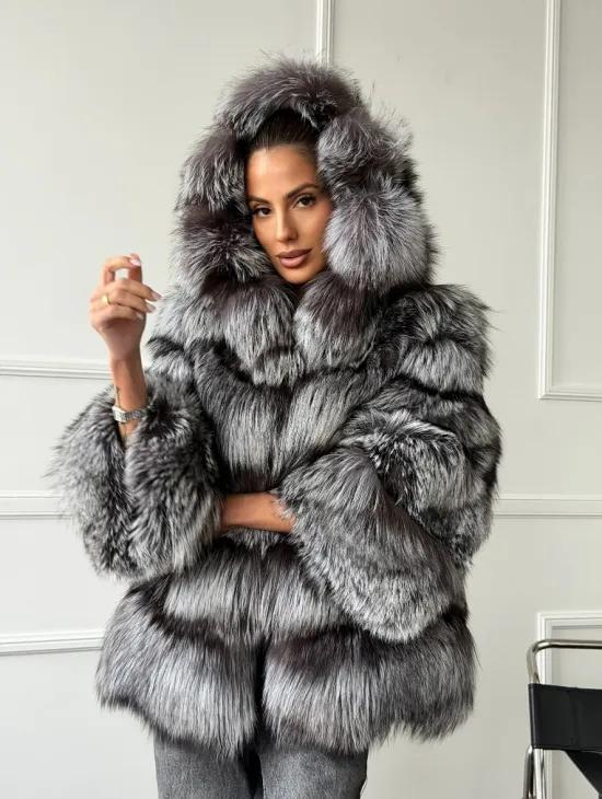 Шуба из меха чернобурки с капюшоном - серая