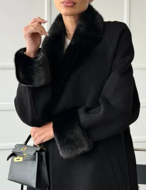 Черное пальто с мехом норки