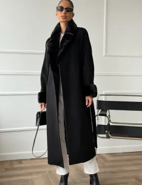 Черное пальто с мехом норки