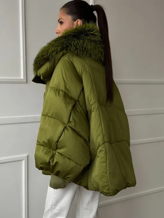 Женский стеганный пуховик с воротником чернобурки