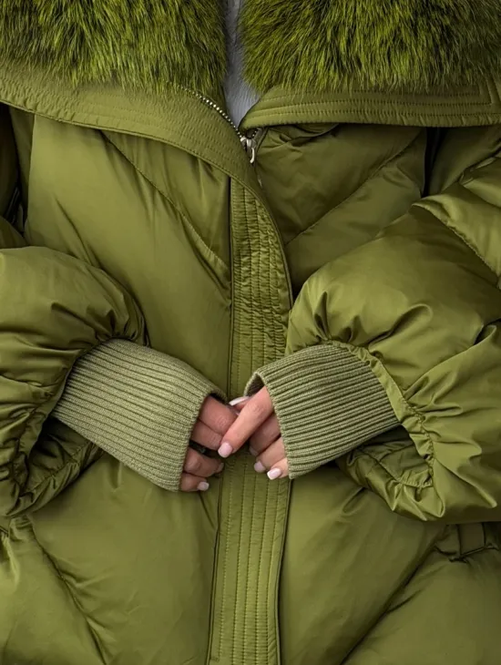 Женский стеганный пуховик с воротником чернобурки