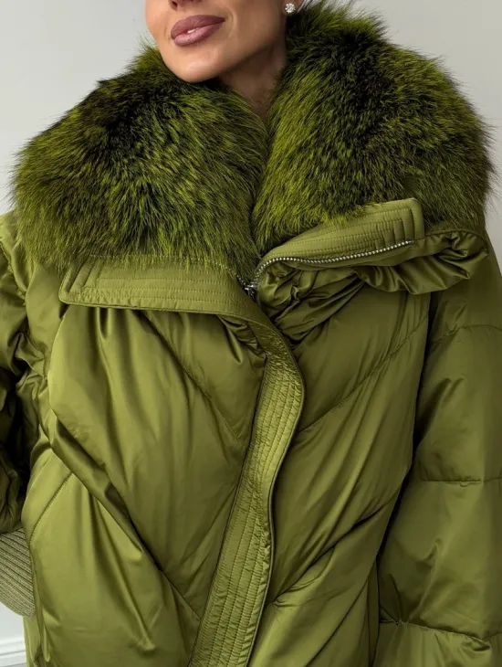 Женский стеганный пуховик с воротником чернобурки