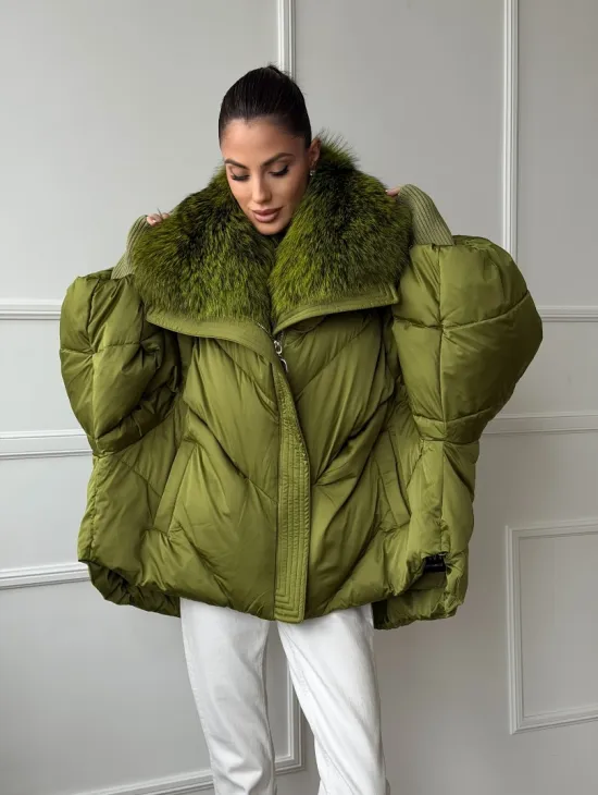 Женский стеганный пуховик с воротником чернобурки
