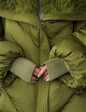 Женский стеганный пуховик с воротником чернобурки