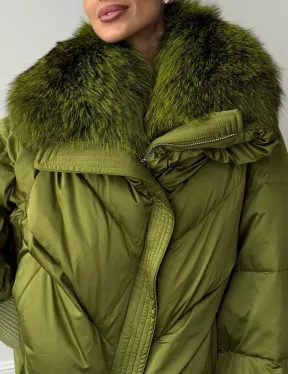 Женский стеганный пуховик с воротником чернобурки