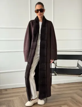 Длинное демисезонное пальто с мехом норки