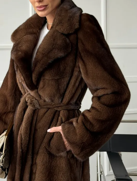 Норковая шуба средней длины со шлицами по бокам