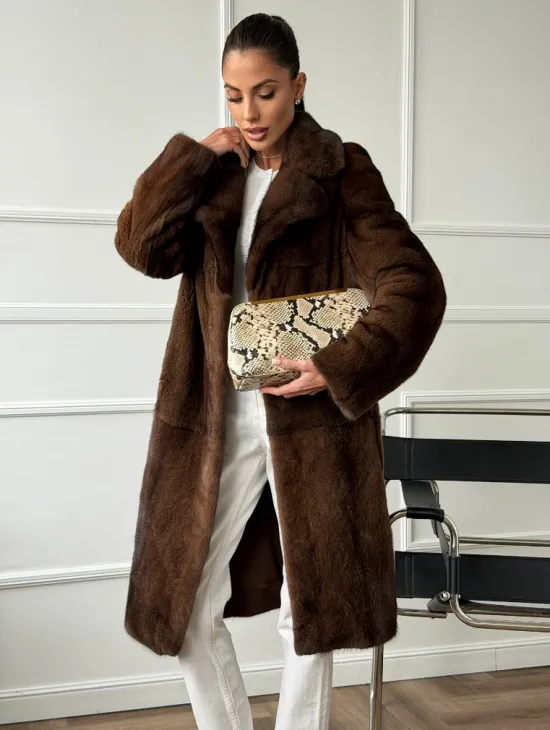 Норковая шуба средней длины со шлицами по бокам