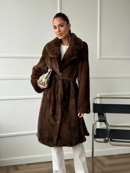 Норковая шуба средней длины со шлицами по бокам