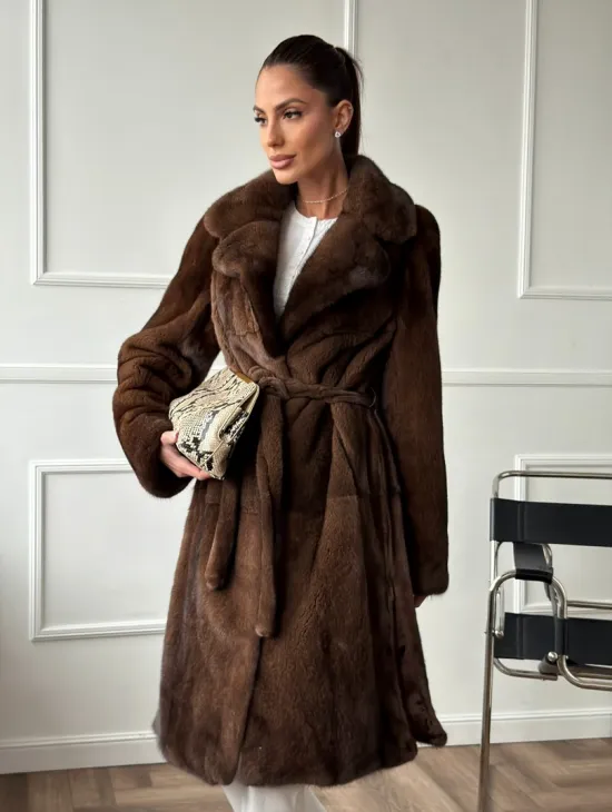 Норковая шуба средней длины со шлицами по бокам