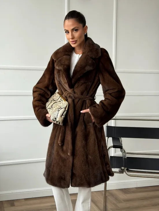 Норковая шуба средней длины со шлицами по бокам