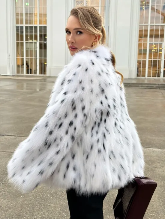 Шуба укороченная из арктической лисы под рысь