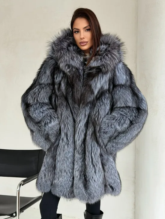 Шуба из натурального меха чернобурки с капюшоном