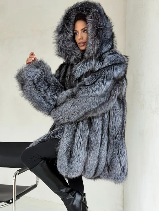 Шуба из натурального меха чернобурки с капюшоном