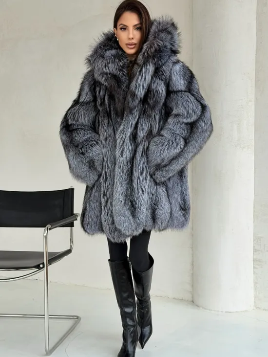 Шуба из натурального меха чернобурки с капюшоном