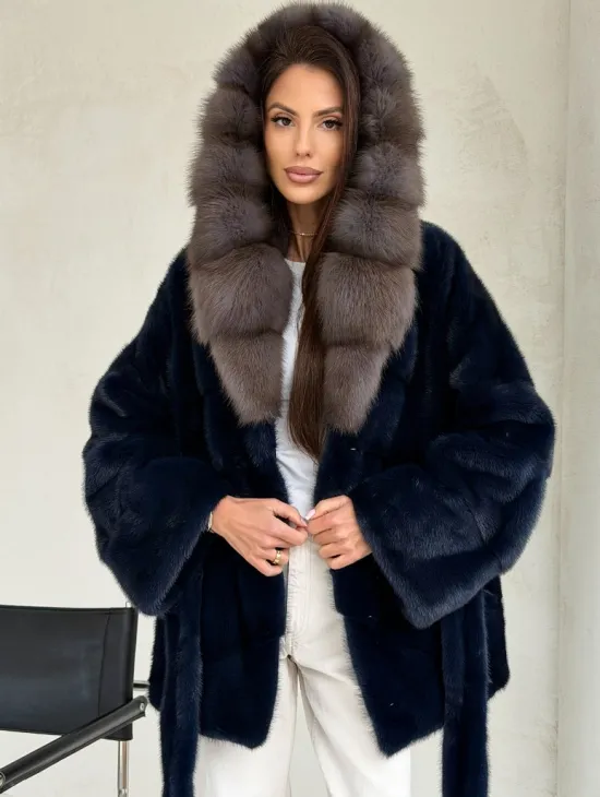 Норковый полушубок синего цвета с капюшоном куница
