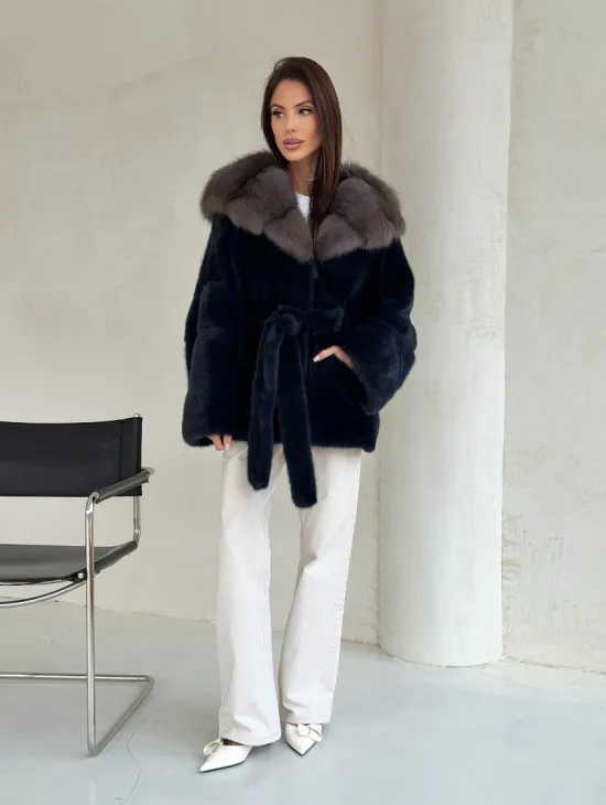 Норковый полушубок синего цвета с капюшоном куница