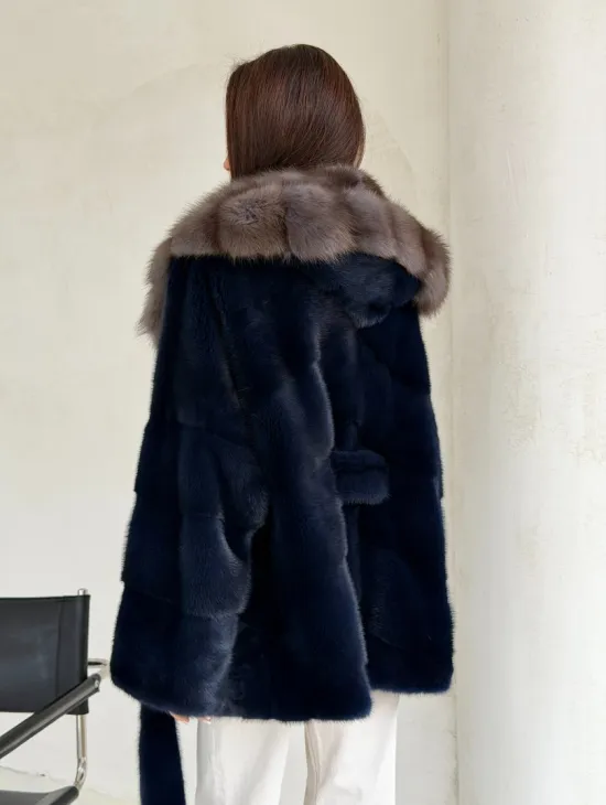 Норковый полушубок синего цвета с капюшоном куница