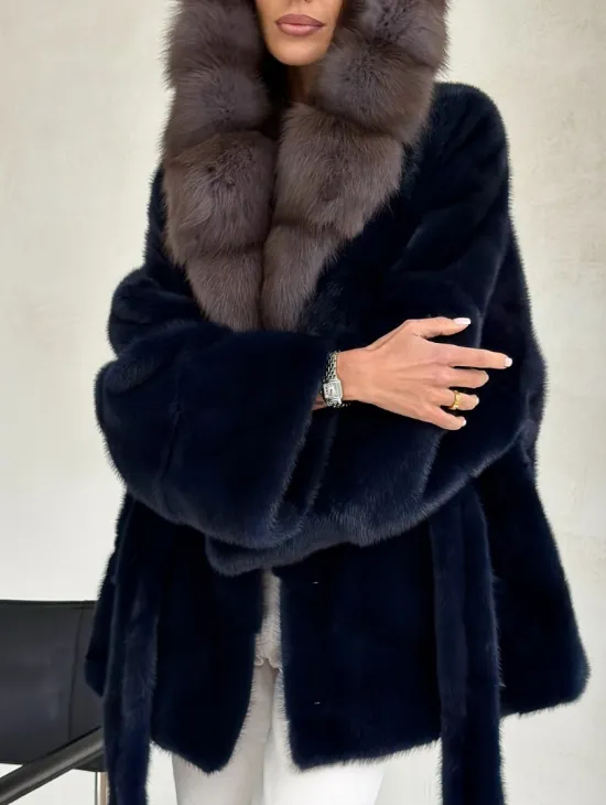 Норковый полушубок синего цвета с капюшоном куница