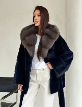 Норковый полушубок синего цвета с капюшоном куница