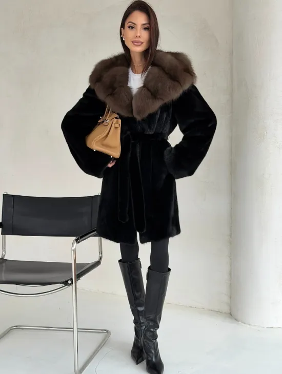 Черная норковая шуба средней длины - капюшон куница