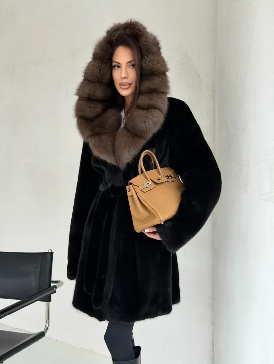 Черная норковая шуба средней длины - капюшон куница