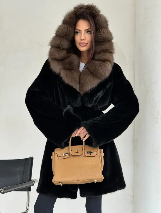 Черная норковая шуба средней длины - капюшон куница