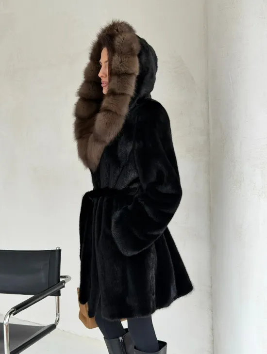 Черная норковая шуба средней длины - капюшон куница
