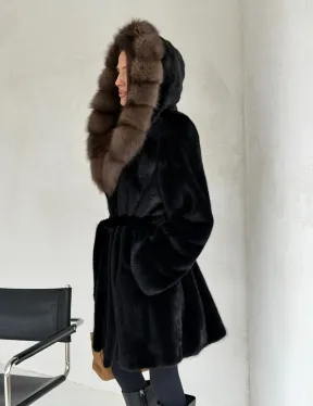 Черная норковая шуба средней длины - капюшон куница